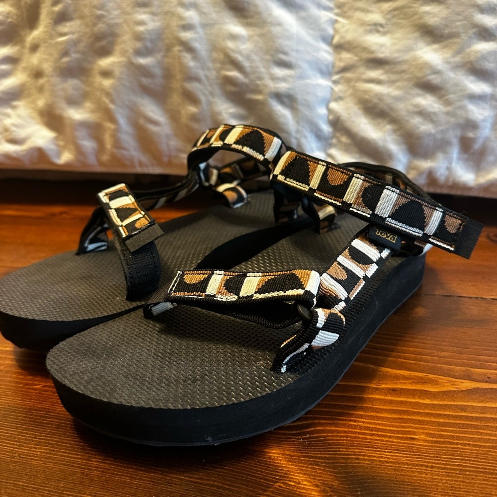 Teva Woman Midform Sandal Size 9- New